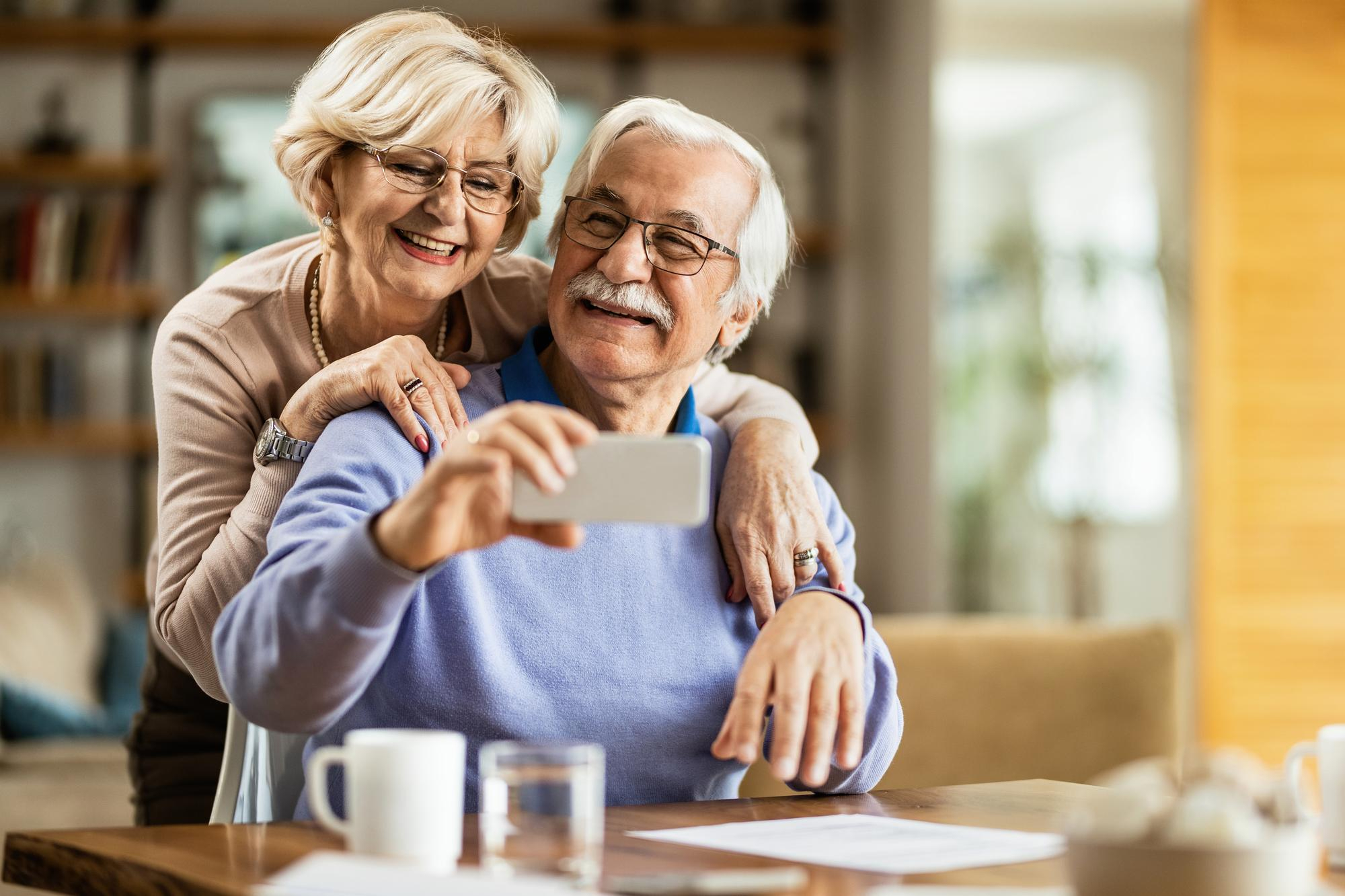 Couple sénior comparant une assurance santé avec des documents