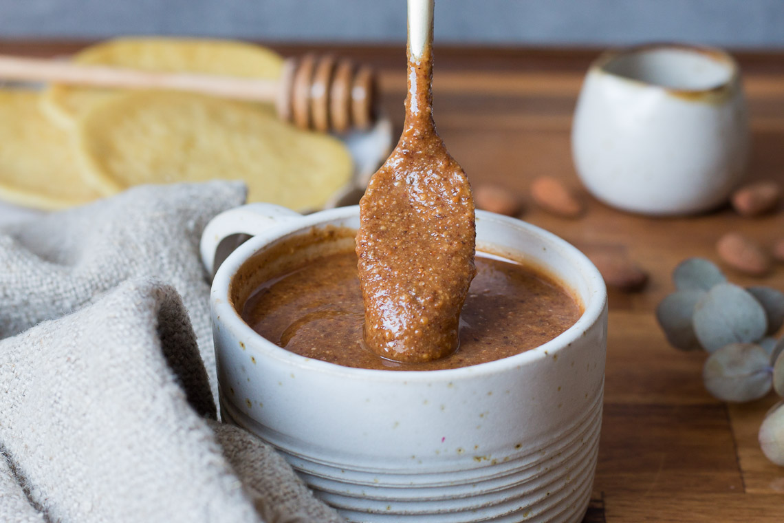 Bol d'amlou, pâte à tartiner marocaine aux amandes et à l'huile d'argan