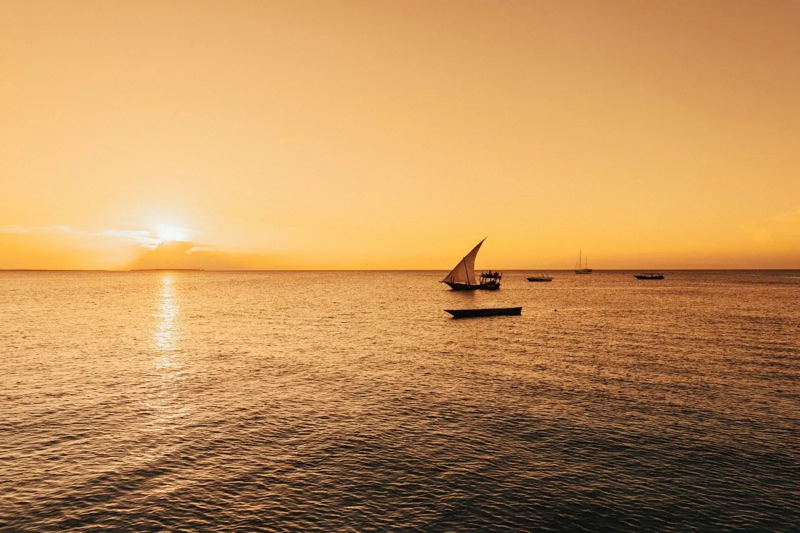 Horloge posée sur une plage de Zanzibar, pour illustrer le décalage horaire avec la France