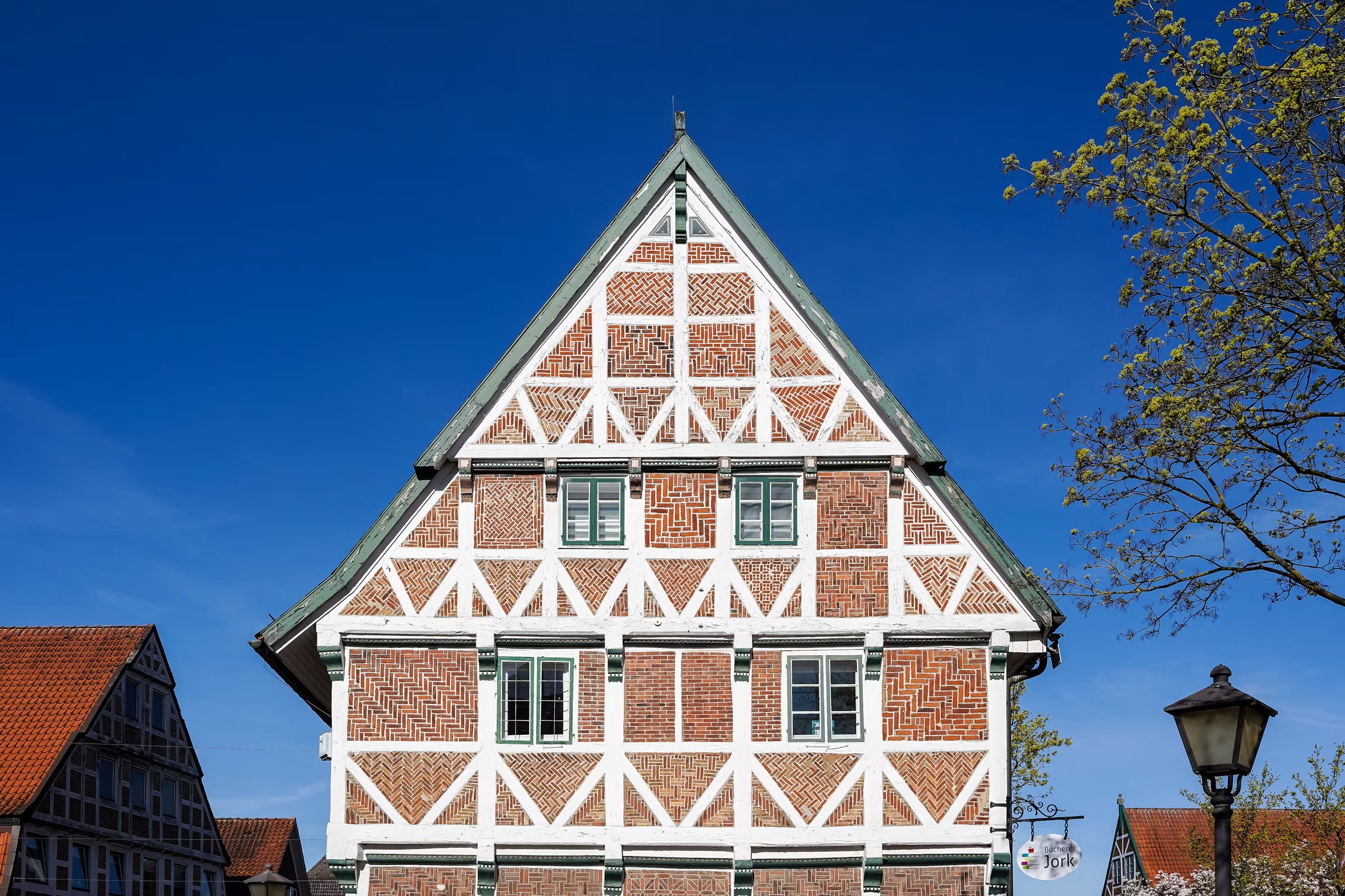 Façade colorée d'une maison typique alsacienne avec colombage en bois et toiture pentue