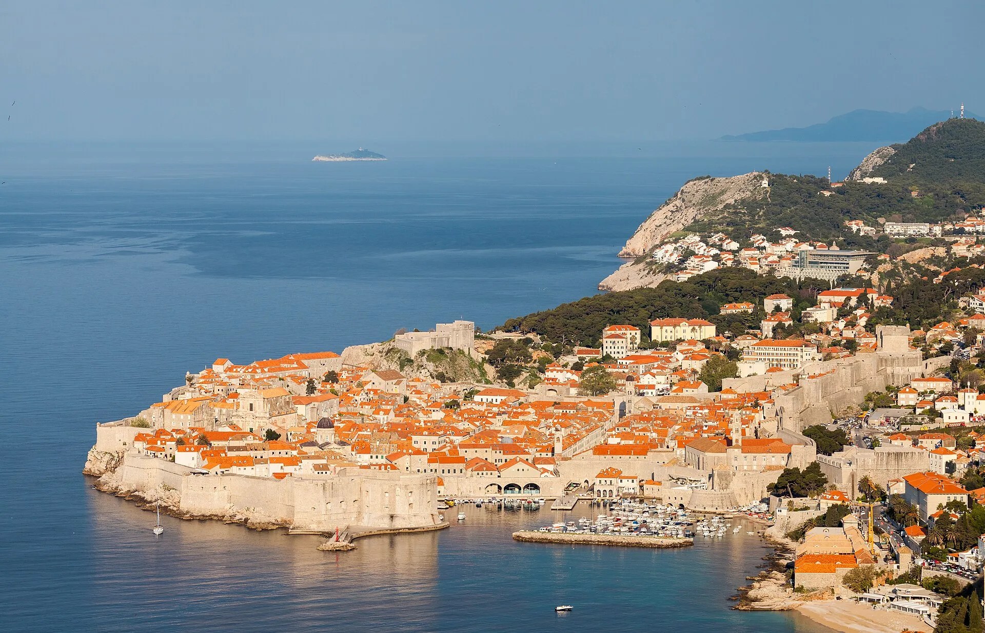 Vue sur les remparts et les toits orangés de la vieille ville de Dubrovnik au bord de l'Adriatique