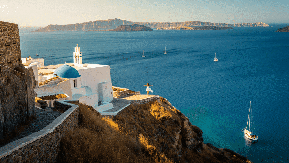 Village blanchi à la chaux des Cyclades surplombant la mer Égée, illustration des îles grecques