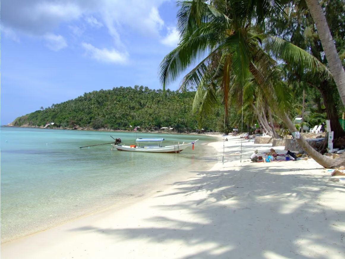 Plage de Koh Phangan en Thaïlande avec eau turquoise et jungle en arrière-plan