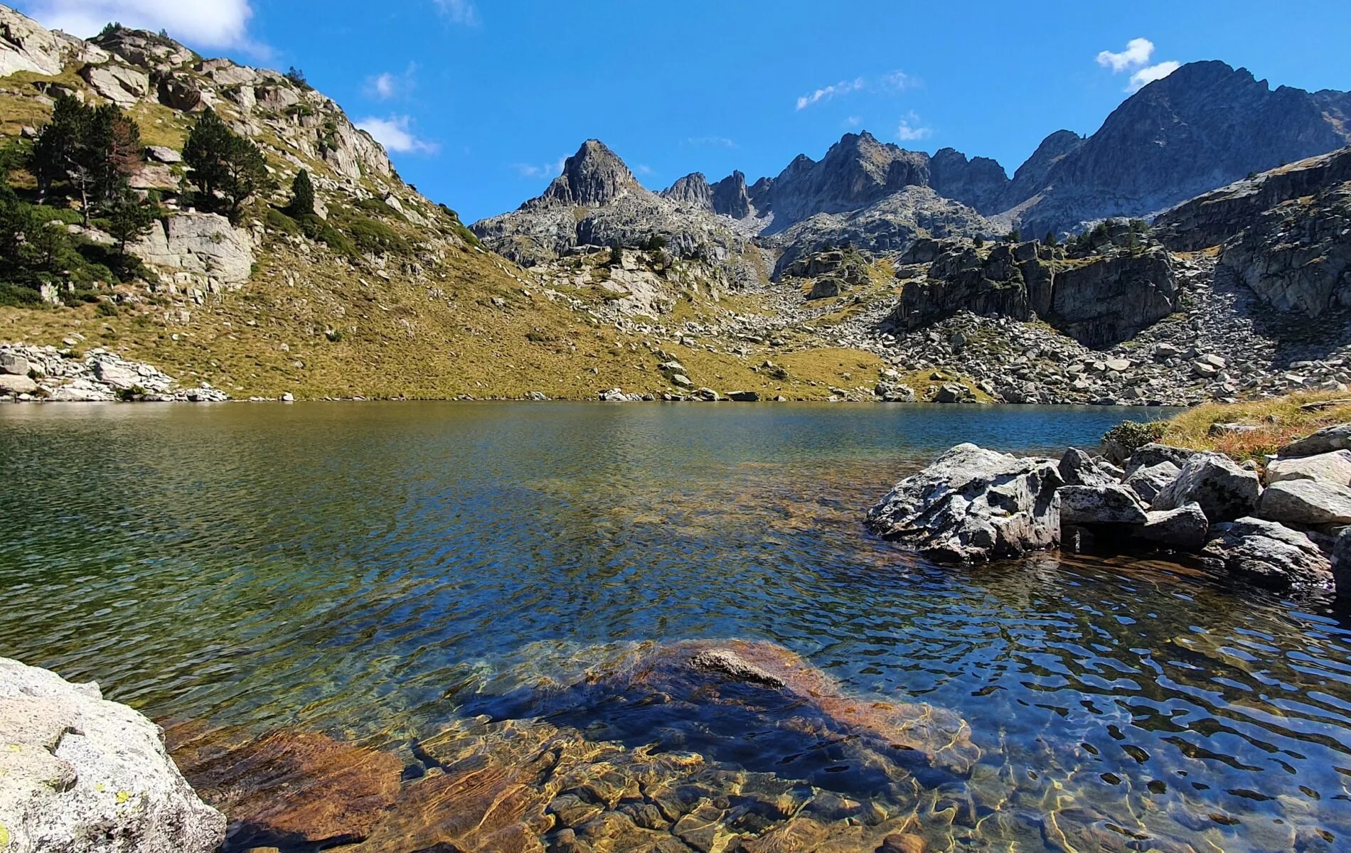 Paysage de montagne des Pyrénées-Orientales avec un lac et un sentier de randonnée
