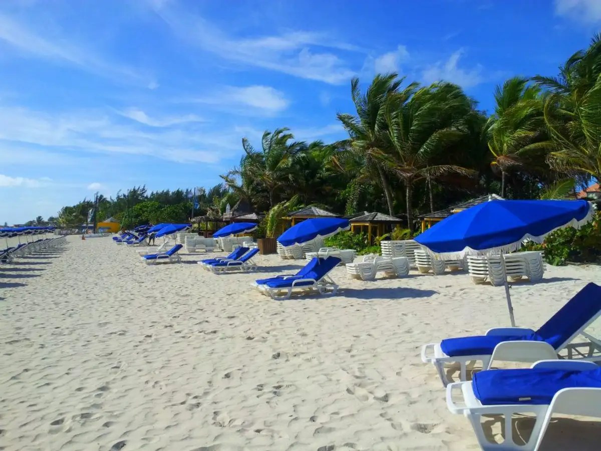 Plage de sable blanc et mer turquoise sur l'île de Saint-Martin aux Antilles