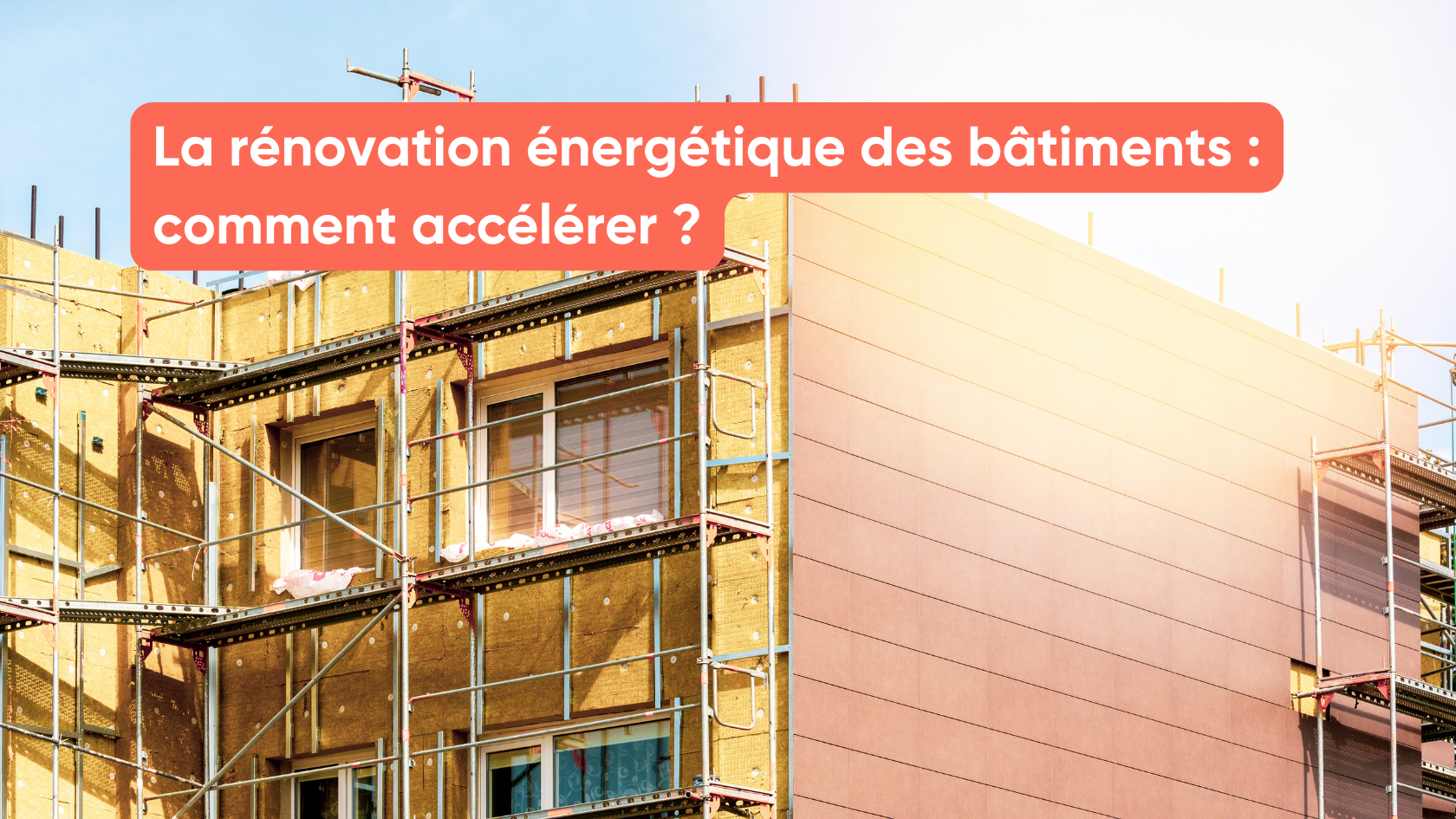 Préparation d'un projet de rénovation énergétique : plans, relevés de consommation et devis posés sur une table de travail